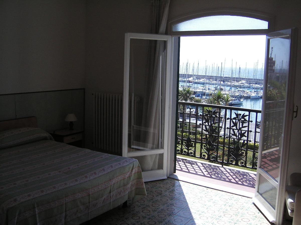 Albergo Ristorante Lucciola Santo Stefano al Mare Exterior photo